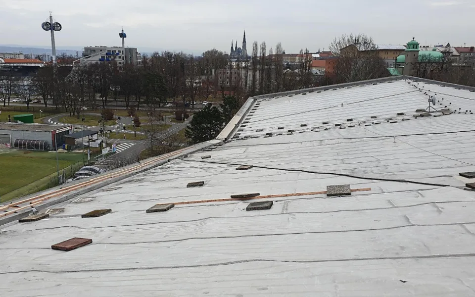 FOTO: Olomoucký bazén zůstává zavřený. Hasiče silný vítr zaměstnával i včera