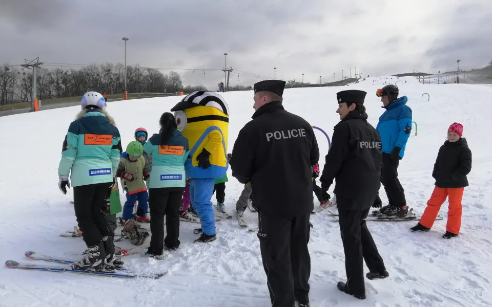 FOTO: Ve Ski areálu Hlubočky proběhla preventivní akce Policie ČR. Zaměřila se na krádeže