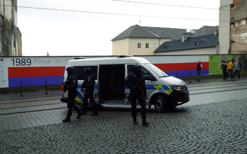 VIDEO: Podívejte se, jak keltská hlava v doprovodu těžkooděnců putovala do olomouckého muzea