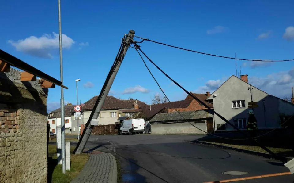 FOTO/VIDEO: Hasiči i dnes pokračují v likvidaci škod po silném větru, evidují desítky výjezdů