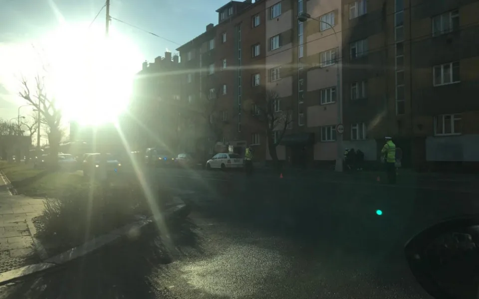 Na Masaryčce dnes ráno došlo ke střetu auta s cyklistou. Ten byl se zraněním převezen do nemocnice