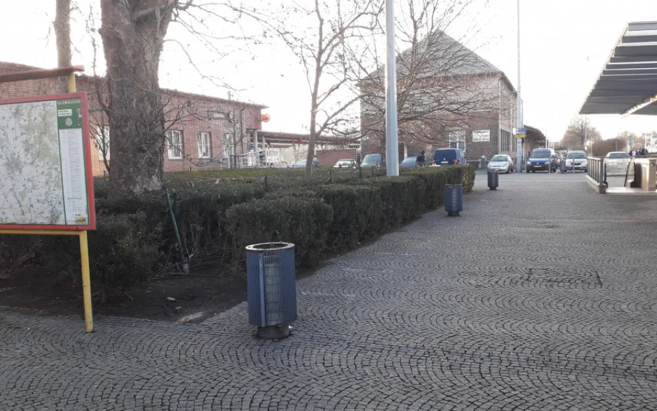 Město nechalo odstranit lavičky v prostoru přednádraží. Sedávali na nich převážně bezdomovci