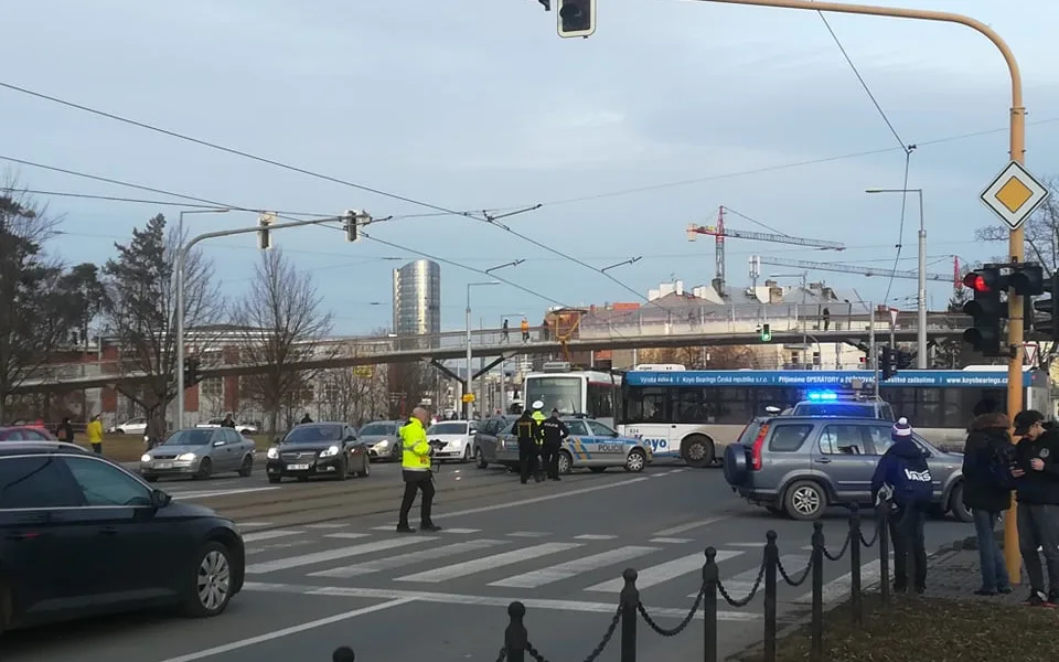 FOTO: Při požáru a evakuaci návštěvníků se u Šantovky střetlo osobní auto s policejním