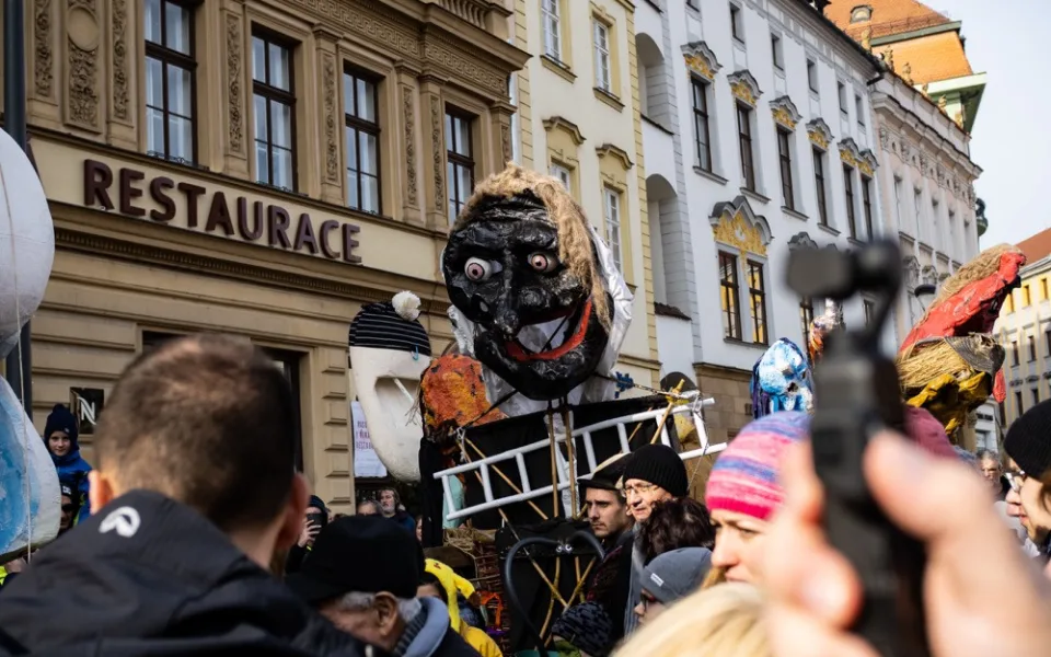 FOTOGALERIE: Olomouckým náměstím prošel druhý masopustní průvod