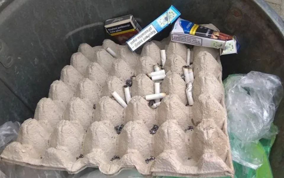 Muž volal strážníky kvůli čtrnácti nedopalkům cigaret, které našel v popelnici