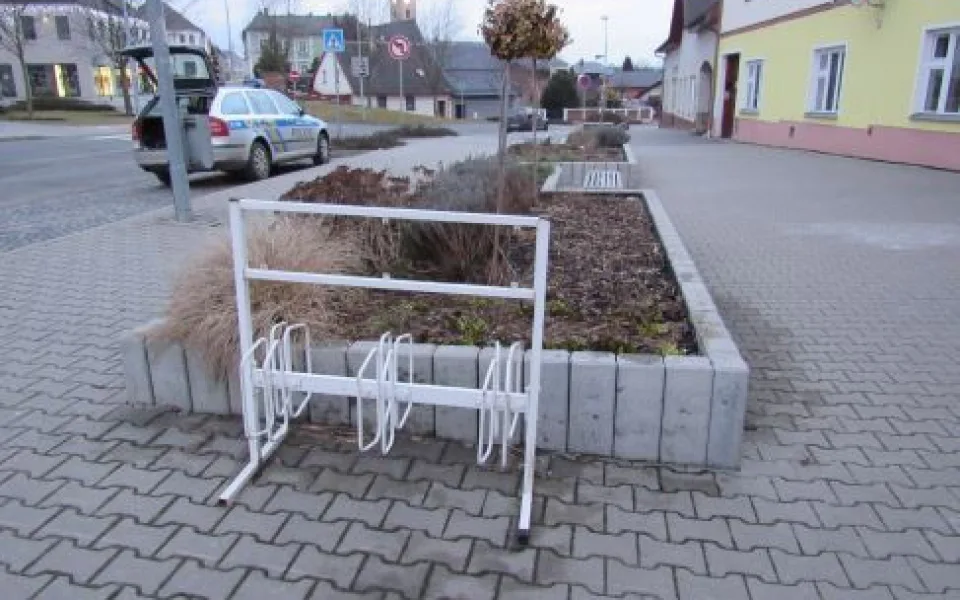 Použitou zápalku odhodil do květináče na náměstí, který poté vzplál