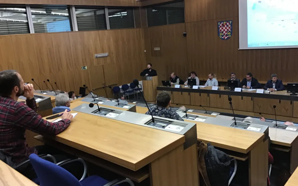AKTUÁLNĚ: Na magistrátu probíhá debata o rekonstrukci 8. května. Problémem jsou podle lidí troleje i zásobování