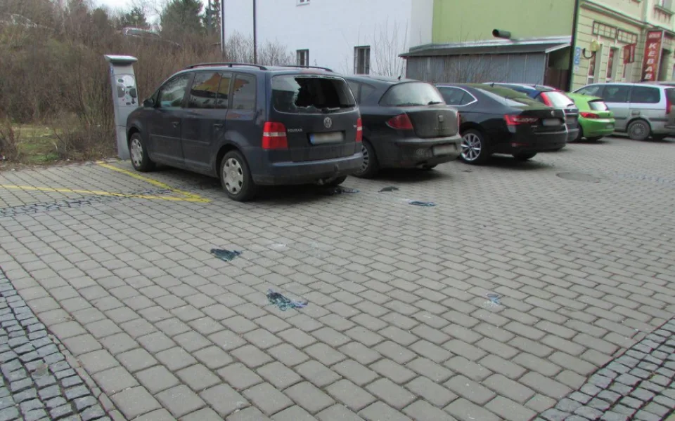 Opilý mladík v Šumperku poškozoval zaparkovaná auta a napadl policistu