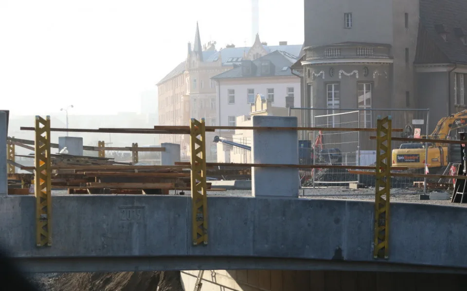 Doprava se na most v Komenského ulici vrátí po jednadvaceti měsících