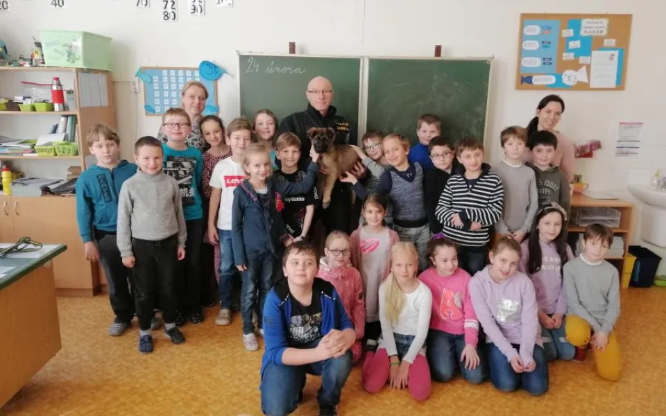 FOTO: Olomoucké prvňáky navštívil nováček z policejní smečky