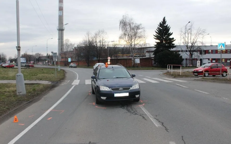 Opilého muže srazilo na přechodu auto. Chodec nadýchal přes tři promile alkoholu