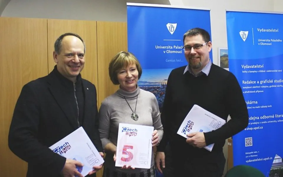 Novou učebnici představili prorektor Martin Kudláček, odborná garantka Darina Hradilová z katedry bohemistiky FF a ředitel Vydavatelství UP Aleš Prstek.
