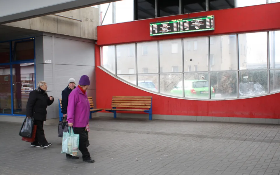 Nevidomým v Přerově se bude lépe cestovat. Informační tabule má nově i hlasový modul