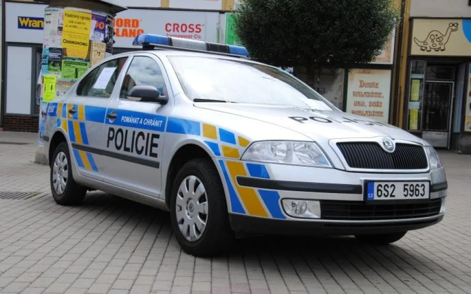 size4-15749365758665-124-policie