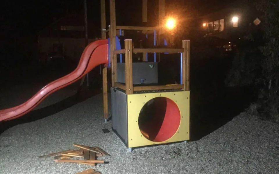 Vandal zdemoloval dětské hřiště na Svatém Kopečku