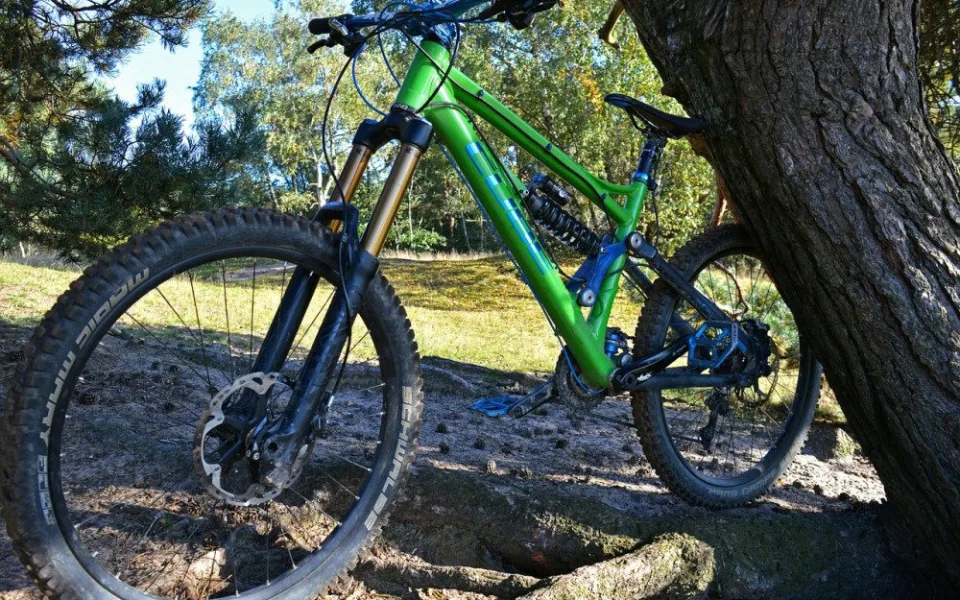 Zloděj ukradl horská kola za bezmála devadesát tisíc
