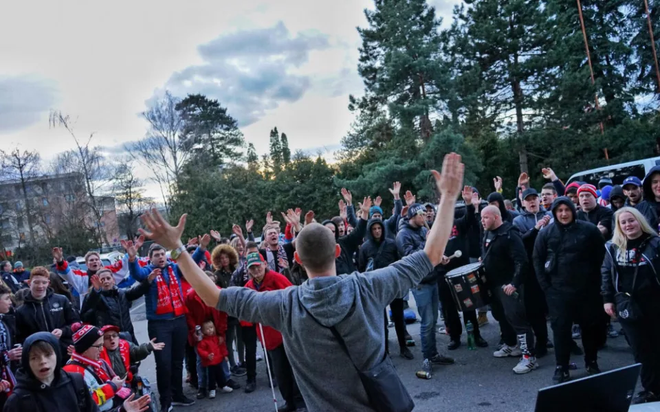 FOTO: Na hokej nemohli, i přesto přišli. Fanoušci Mory fandili u obrazovek před stadionem