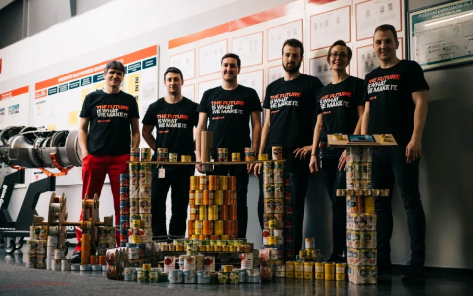 Inženýři ze společnosti Honeywell vytvořili v rámci soutěže Design to donate 3D tiskárnu pomocí plechovek. Pomůže olomoucké potravinové bance