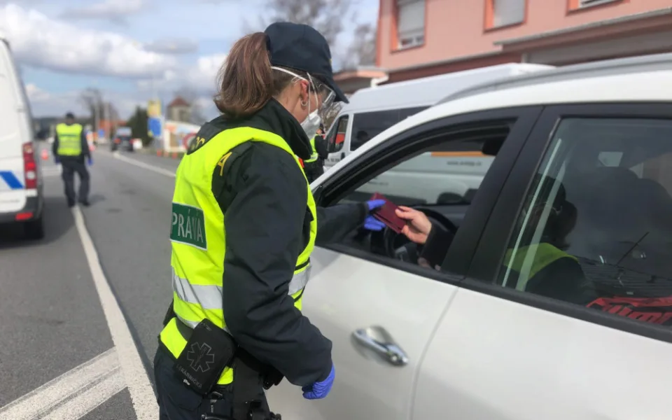 Celé Česko je v karanténě. Vláda zakazuje volný pohyb, do práce a na nákupy lidé mohou