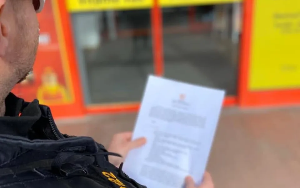 PŘEHLEDNĚ: Jaká opatření vláda nařídila? Zákaz volného pohybu či žádná dovolená pro zdravotníky