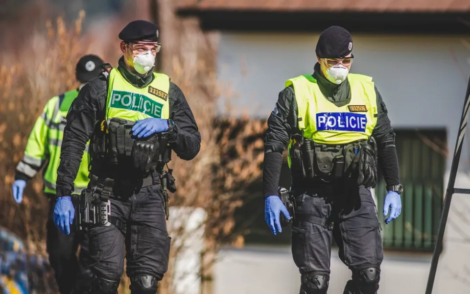 Uzavřenou oblast Litovle střeží na 22 stanovištích 160 policistů