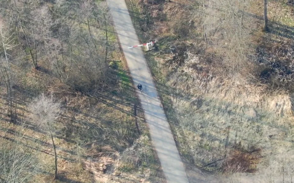 VIDEO: Uzavřenou oblast Litovle a okolí střeží policie i letecky, hledají nezodpovědné prchající občany