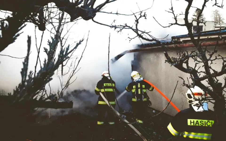 FOTO: Hasiči likvidují požár v Litovli, vzplál tam přístřešek u rodinného domu