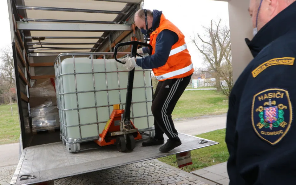 Do Olomouce přivezli zásilku 2000 litrů dezinfekčního prostředku