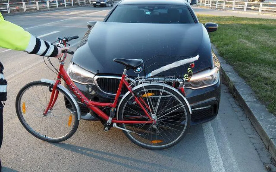 Nepozorný řidič srazil cyklistu. Ten nadýchal jedno promile