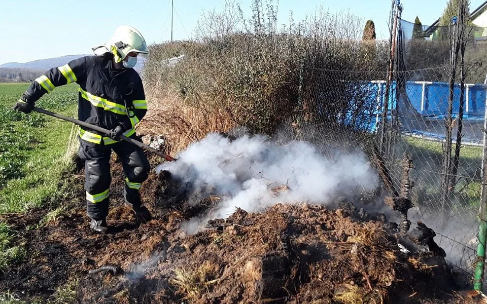 Hasiči evidují zvýšený počet výjezdů. Občanům radí, jak zodpovědně pálit suchou trávu a klestí