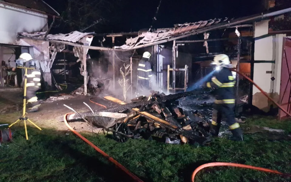 FOTO/VIDEO: Požár hospodářského stavení způsobil škodu přes půl milionu