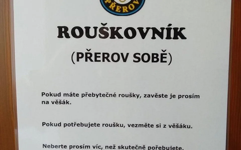 Do rouškové banky Městské policie šijí plavčíci i úředníci