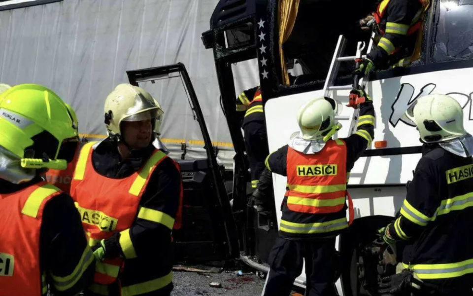 Policisté odložili nehodu autobusu, který převážel malé fotbalisty. Řidič měl zdravotní problémy