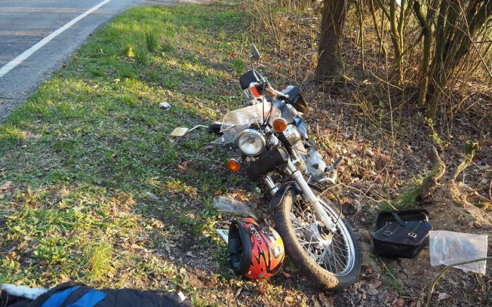 Motorkář nezvládl zatáčku a naboural do stromu. Do nemocnice letěl vrtulníkem