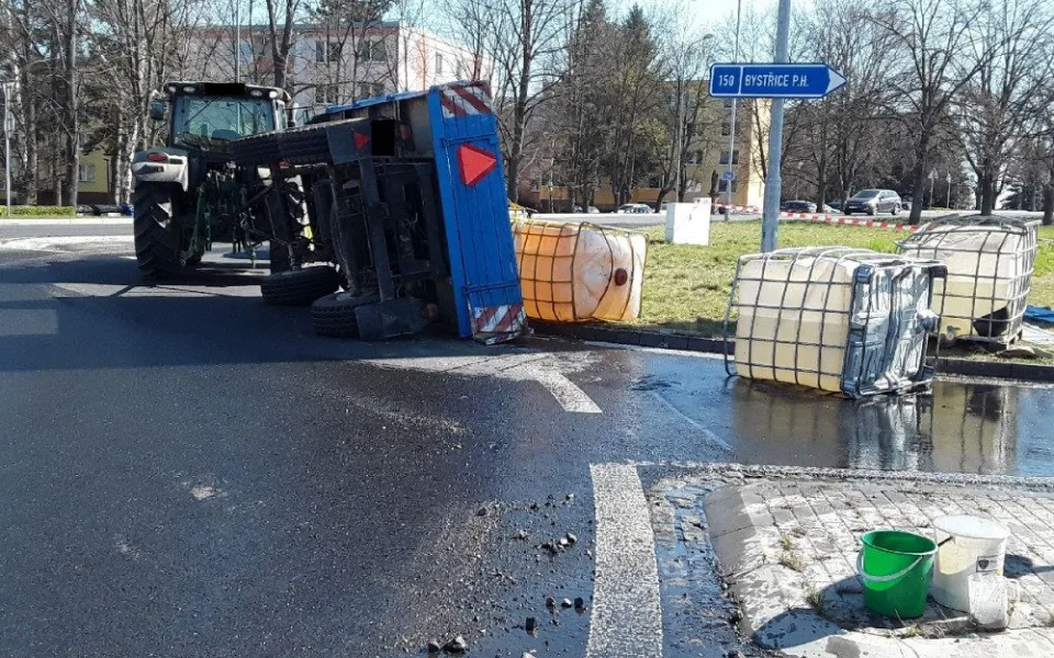 AKTUALIZOVÁNO: V Přerově se převrátila vlečka s barely hnojiva. Koncentrovaná kapalina vytekla na silnici