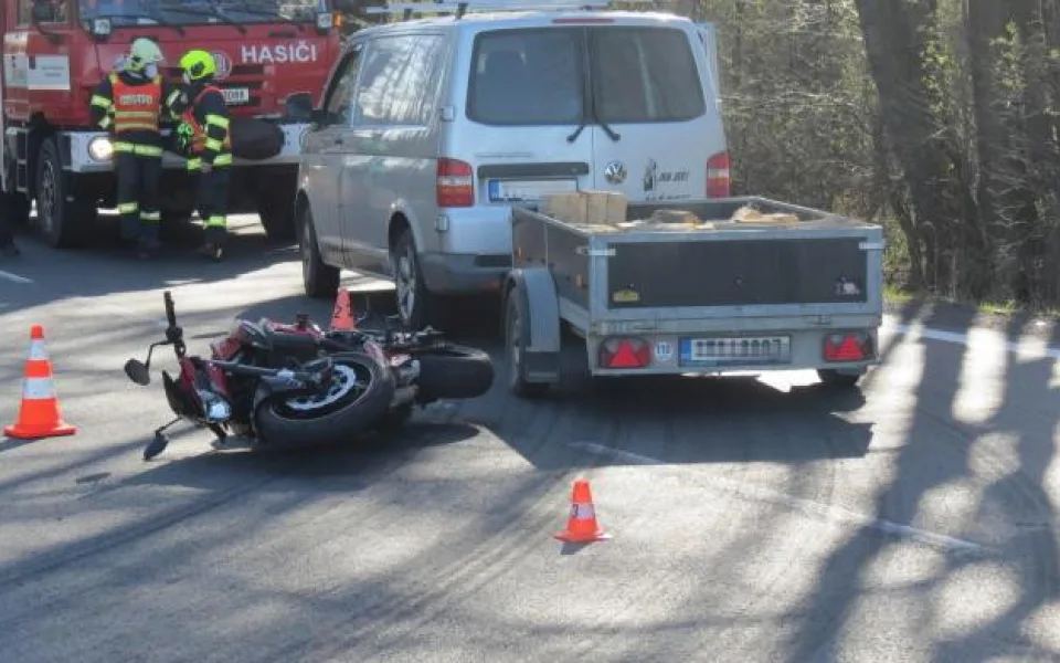Řidič si nevšiml blížící se motorky a vjel do křižovatky