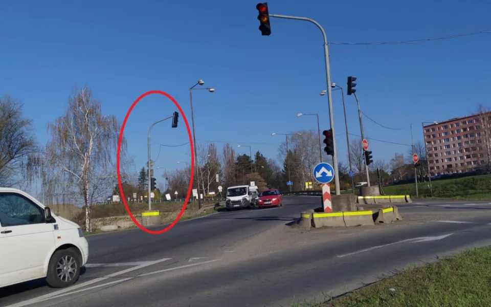 V Předmostí se bude stěhovat semafor. Pravidelně se kácí k zemi pod náporem náklaďáků