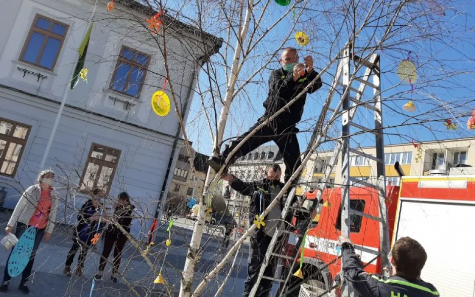 Velikonoční strom ponese tajná přání i poděkování. Zdobit se může jen s rozestupy