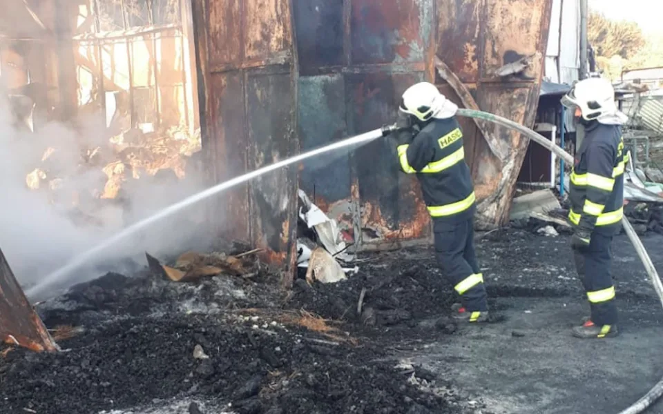 Hasiči bojují s požárem haly se slámou, škoda je téměř dva miliony korun