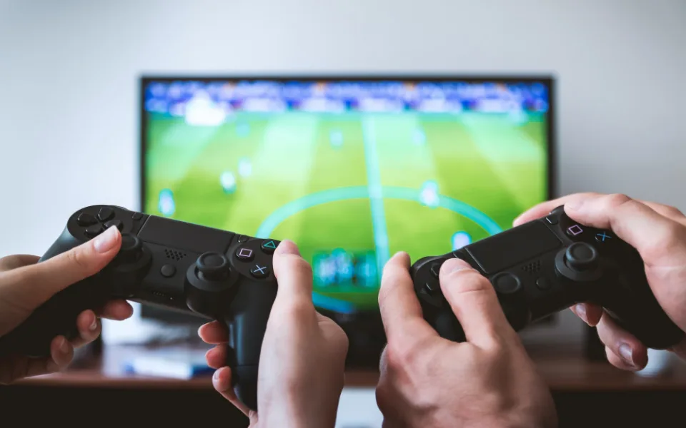 Esport táhne. Sportovní týmy soupeří alespoň virtuálně, diváci objevují kouzlo počítačových her