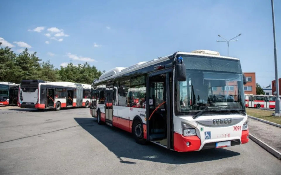 Řidiči autobusů smí znovu pouštět cestující i předními dveřmi