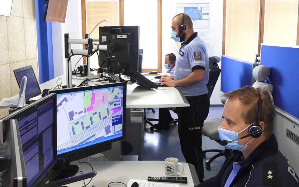 VIDEO: Jak fungují policisté na lince 158 v době pandemie? Za celou dobu přijali v kraji 6 tisíc telefonátů