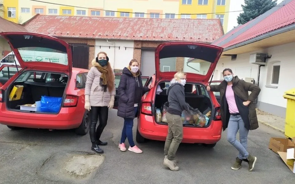 Pracovníci rozvážejí potraviny, ale také dezinfekci a roušky.