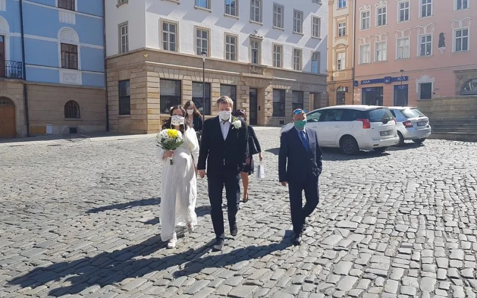 Olomouc už má za sebou první svatby s rouškami