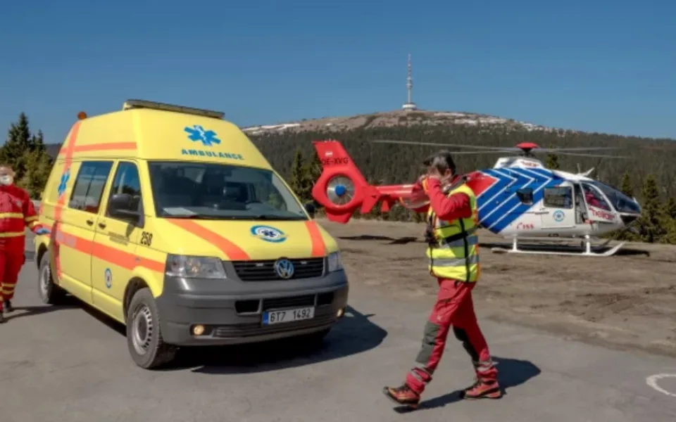 Pro těžce zraněného lyžaře letěl na Ovčárnu vrtulník