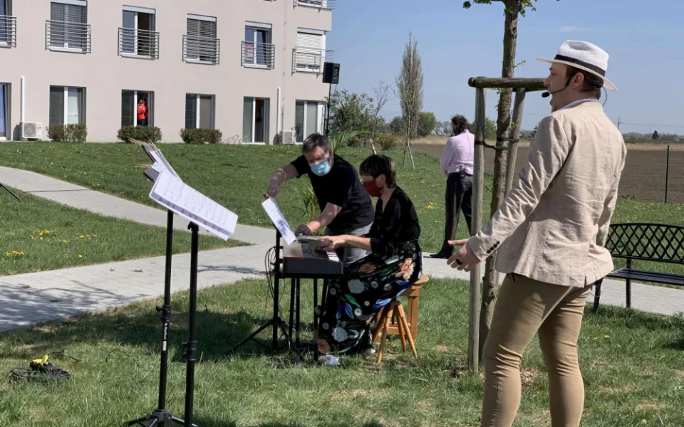 mělci Moravského divadla zazpívali seniorům v Olomouci