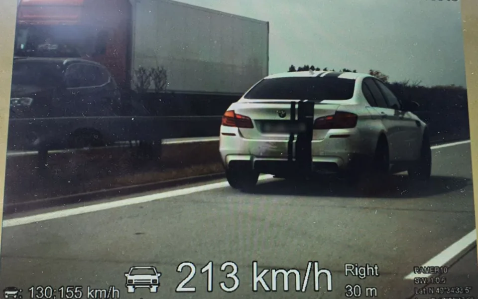 Řidič se na dálnici u Olomouce proháněl rychlostí 213 kilometrů v hodině