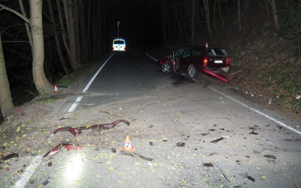 Mladý řidič nezvládl zatáčku a narazil do stromu. Přivolané policii řekl, že alkohol pil až po nehodě doma