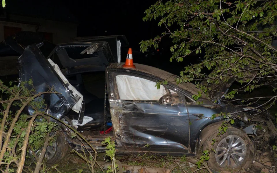 Řidič nevybral zatáčku a narazil do plotu, následně pak do zdi domu