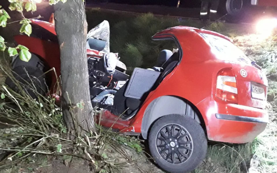 Prostějovští hasiči zažili pernou noc. Z automobilu museli vyprošťovat řidiče